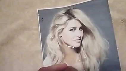 Eugenie zıplatarak boşalıyor