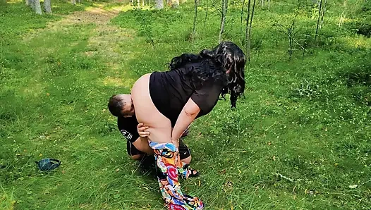 Ateşli bir anne ve genç bir adam ormanda vahşi bir macera yaşadı. Birlikte harika vakit geçirdiler ve herkes istediğini aldı.