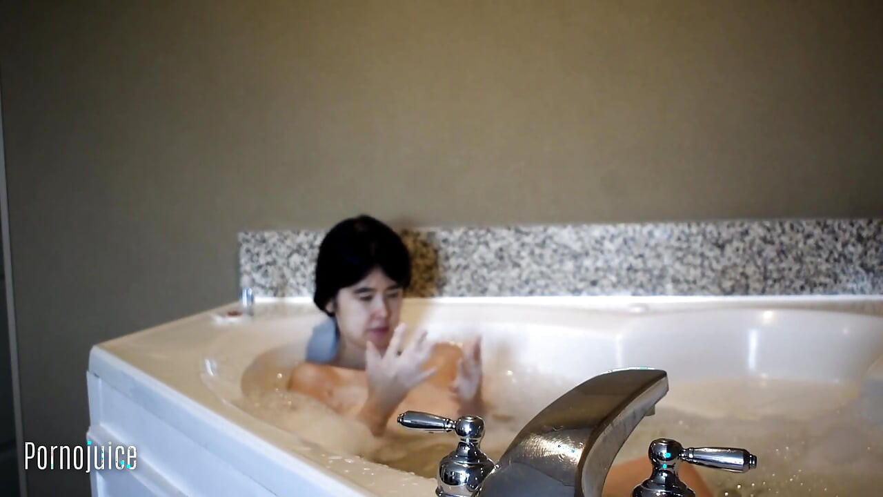 亞洲美女泡泡浴，主演亞歷山大·吳