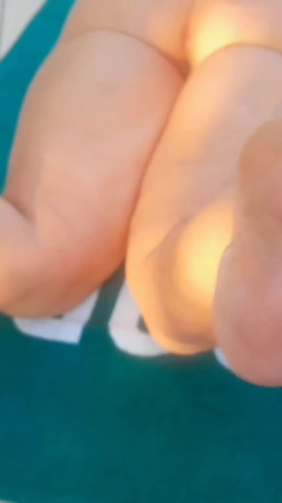 Όμορφη ώριμη Selena ποζάρει σε εξωτερικό χώρο