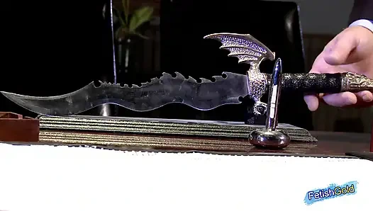 Сексуальную брюнетку с большими сиськами жестко трахает пожилой мужик в офисе