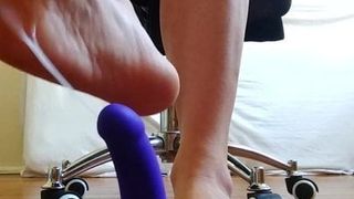 Твинк практикует свою грязную дрочку ногами на дилдо