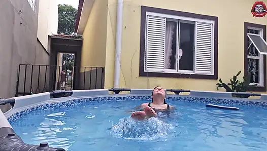Deine Schlampen-nachbarin Zeigt Sich Im Pool