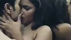Indische studievriend in hete kus romantiek seksvideo