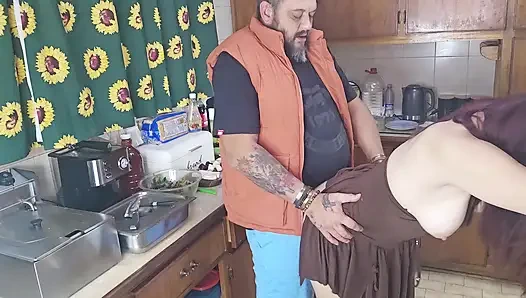 Pacar yang bosan dan diabaikan bercinta saat membuat makan malam