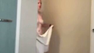 Ibu telanjang di kamar hotel sambil berbagi ranjang dengan anak tiri