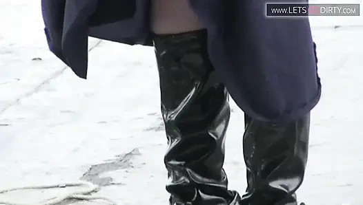 Sarışın genç kız bağlanıyor ve iplerle asılıyor