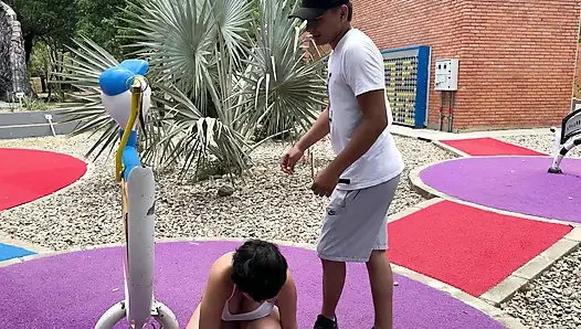 Моя сексуальная латина сводная сестра просит меня научить ее, как играть с Xylophone, но в конечном итоге учится сосать мой огромный член