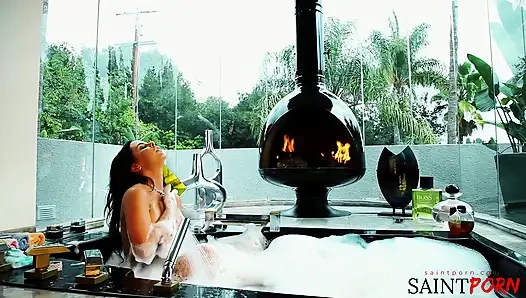 Koyu saçlı güzel brandy Aniston küvette tıraşlı amını ovuyor