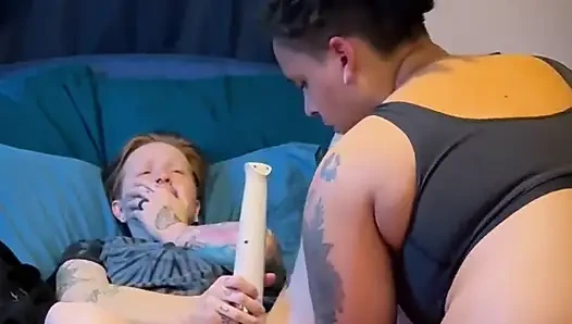 Orgazmdan sonra orgazm, azgın evli kadının parmaklarına yüksek sesle boşalıyor - gerçek lezbiyen seks
