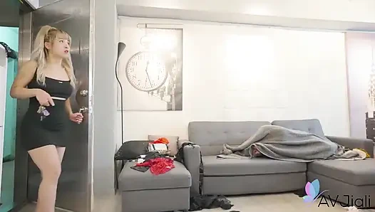 Ibu kos melihat lina masturbasi dan muncrat saat bersembunyi di tempatnya