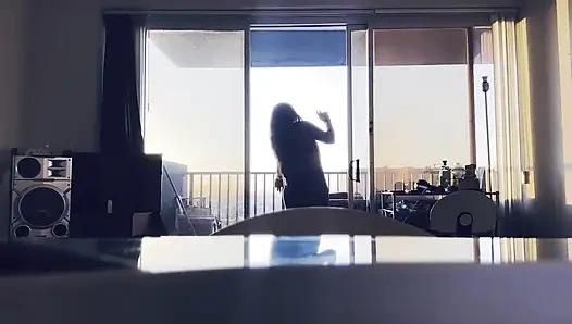 Meksikalı bir barbiie aşk şarkısını söylüyor