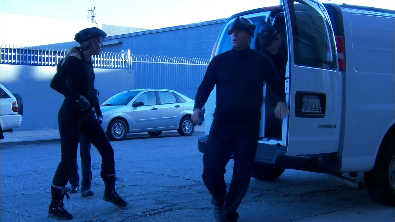 Vollbusiges schätzchen wird im van gefickt