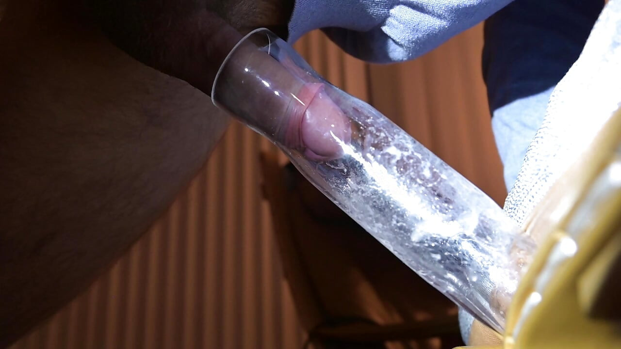 真空吸吮男人雞巴上的精液繩