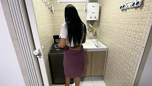 Dieses schöne dünne mädchen liebt es, meinen schwanz zu lutschen und ich ficke sie in der waschküche, bis sie zum orgasmus kommt.