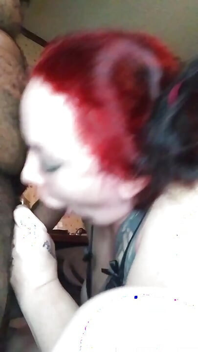 Une pute à grosse bite noire fait un travail d’arc et se fait éjaculer dessus