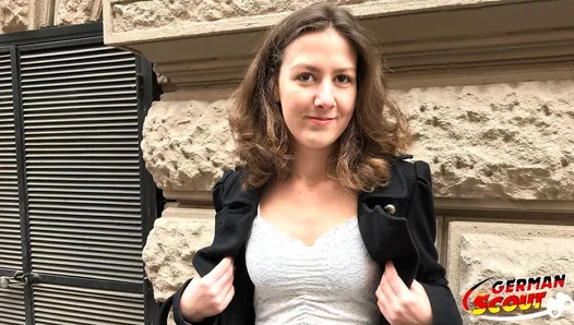 Batedora alemã - adolescente universitária Alessandra fodida no casting