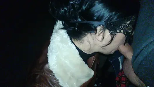 Orta yaşlı seksi karım bana parkta sakso çekiyor!