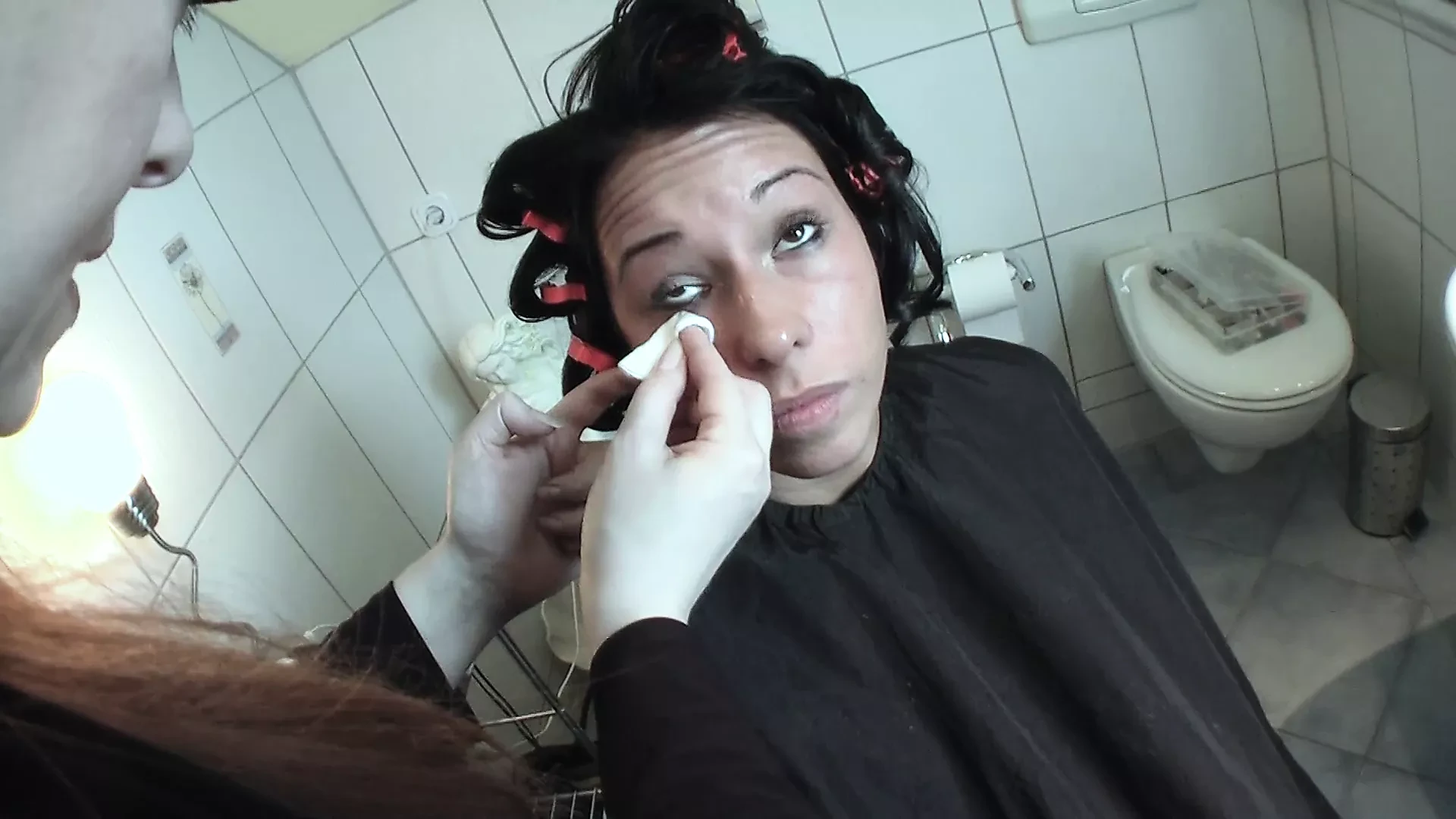 Cadela vai ao casting e mija em cima da mesa video amador