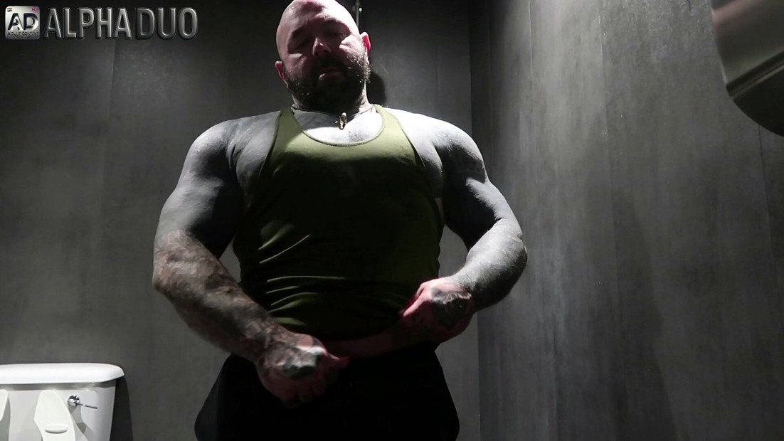 Vrući mišićavi tata nakon treninga u teretani