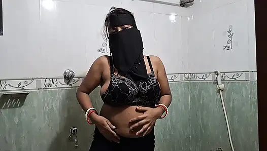 Hintli evli kadın evde yalnızken banyoya gidiyor ve elleriyle amının suyunu çıkarıyor.
