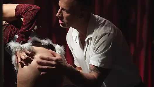 Maia, güzel bir sürtük, Noel'de sunulan