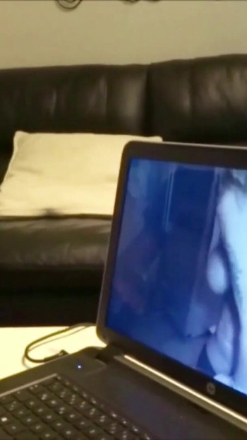 Tante seksi jerman dengan toket besar kepergok lagi nonton bokongnya sambil ditonton suaminya"