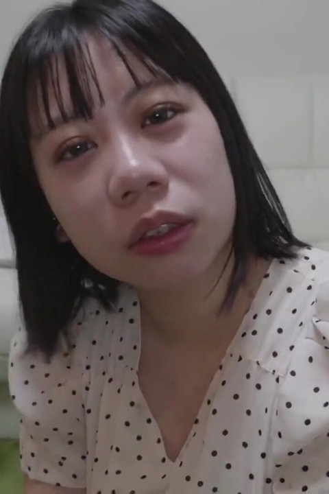 Japanisches Restaurantpersonal mit einem süßen Lächeln überrascht jeden mit einer Seite, die niemand erwartet hat