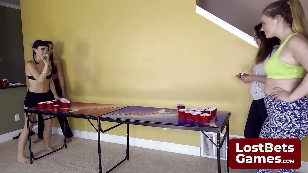 Una atrevida medida de air pong de striptease hace que el disparo de un oponente se vuelva loco