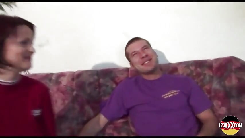 Une coquine se fait baiser bien après avoir vu l’appartement