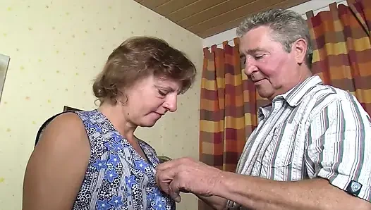 Versaute deutsche omas teilen schwanz in heißem dreier