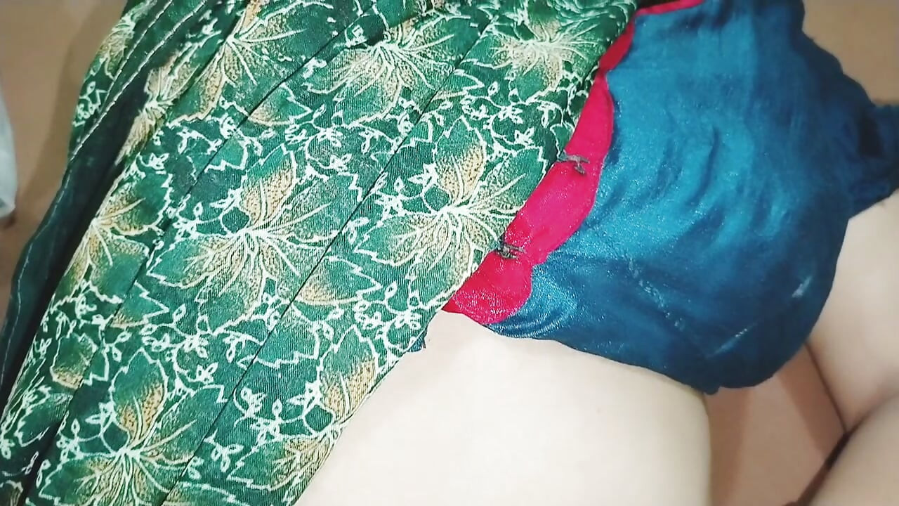 Femei în sari verde și chiloți roz xXx