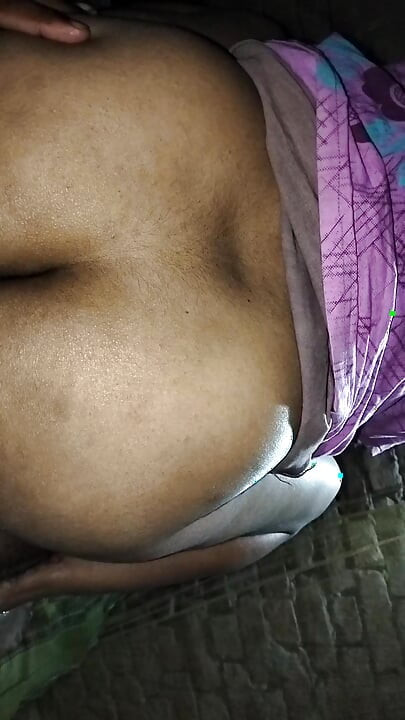 Jebanje mekog jezgra noću sa desi ženom sa velikim dupetom