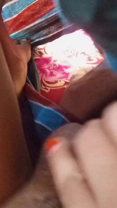 Moment emblématique de « La belle-mère desi se fait coincer en balayant sous le lit quand son beau-fils »