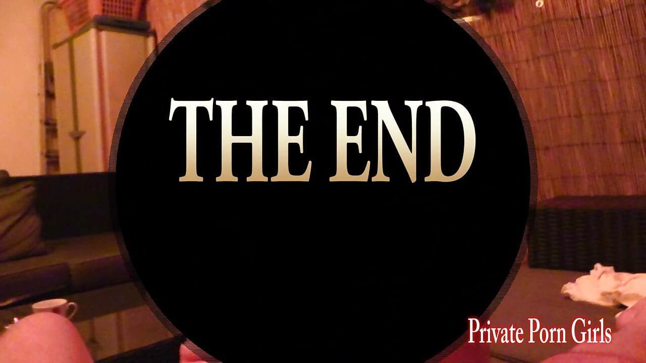 Nocny sex oralny na tarasie z ustami nasienia