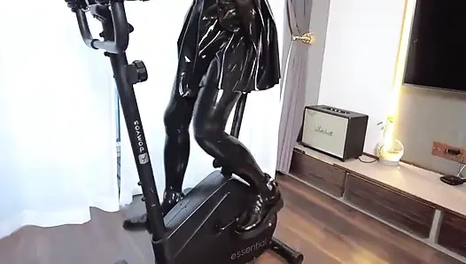 Mz29 - Fitness-Training des latexmädchens