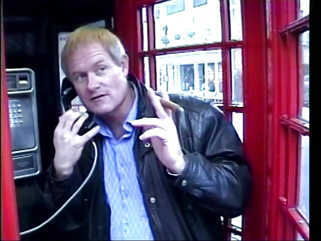 Dick Gadni ima turneju u Britaniji gde pronalazi Olivia White za svoj novi šou za odrasle