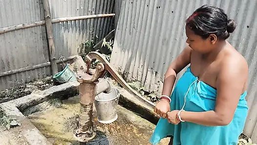 Desi pados ki bhabhi ko nahate samay land Chus aaya