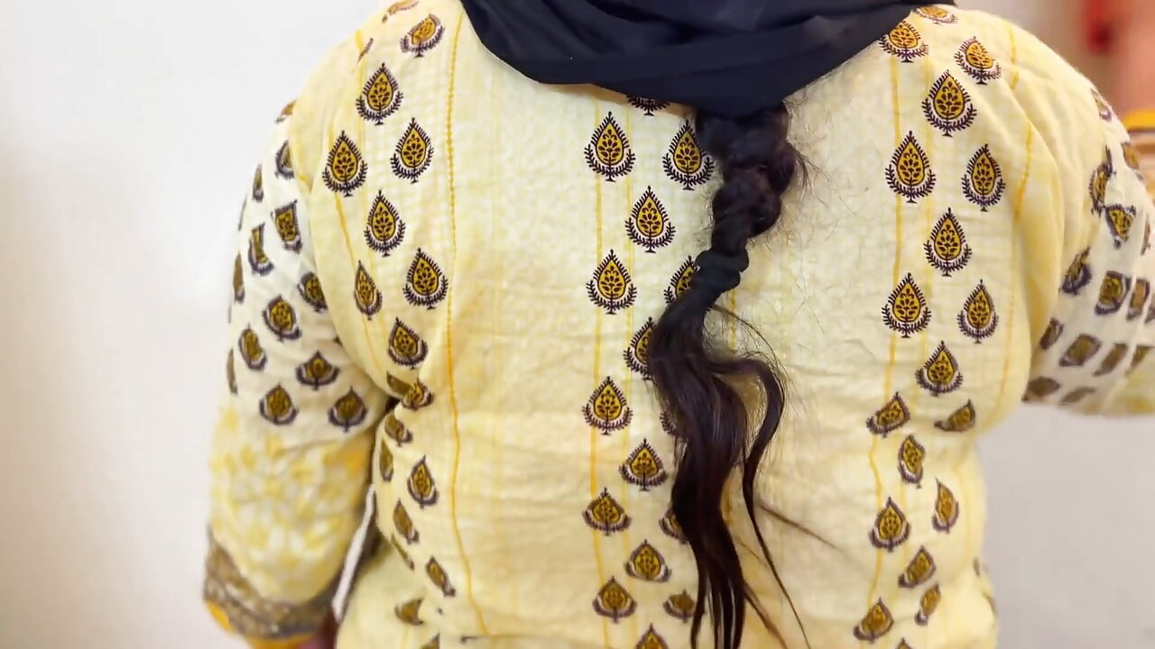 Mijn mooie grote kont en grote tieten hete kamergenote zonder slipje met Hijab Kamiz-panty en maak onze kamer schoon