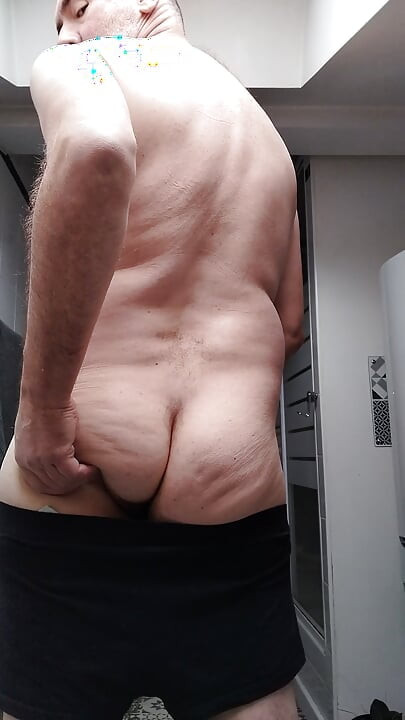 隣の家で家族が待っているのに、バスルームでオナニーしてイくこと