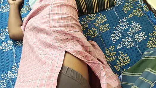 Istri orang dan saudara tirinya seks threesome di ranjang