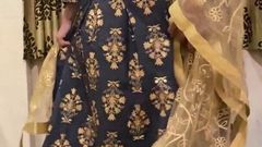 Sexy milf - traditionele kleding aan en uit video