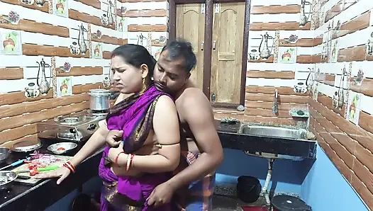 Ibu rumah tangga India dientot habis-habisan sama teman suaminya sendiri di dapur