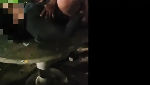 Saya menemukan seorang pria di alun-alun umum, meniduri saya di depan cuckold