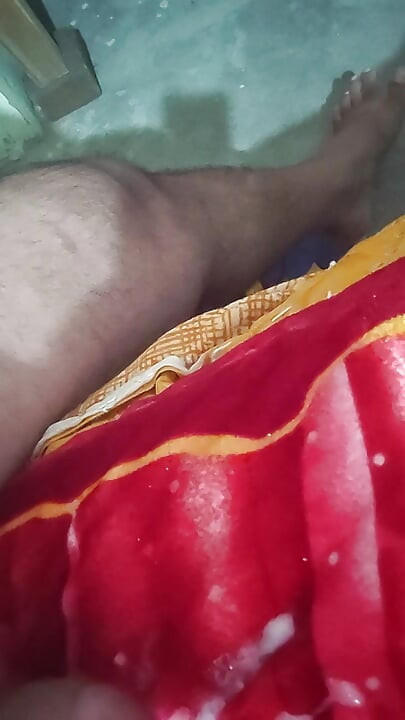 Gf ko bulaya apne room me wo aaye tab tak ek round lund ki malish kar raha