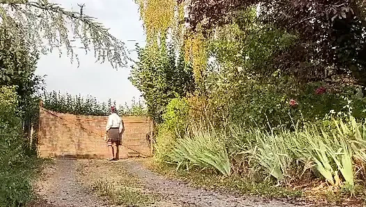 Bir akşam için küçük siyah etekli hızlı bir kıyafetle