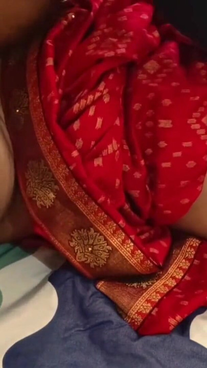 Dì Sunisha Ấn Độ nóng bỏng mặc saree đỏ bị bạn trai đụ mạnh bạo cho đến khi đạt cực khoái | Đoạn video ngắn 1