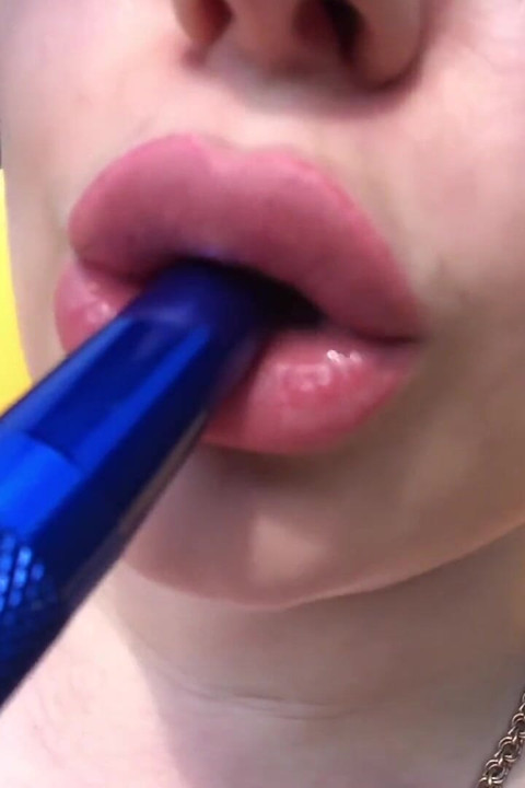 Hookah rokend buitenshuis en grote lippen plagen