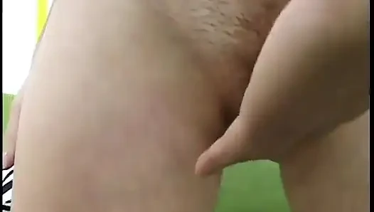 Seksi götlü esmer bir profesyonel gibi adamın sikini emiyor