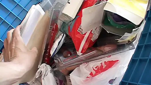 Heiße brünette lutscht und reitet großen schwarzen schwanz